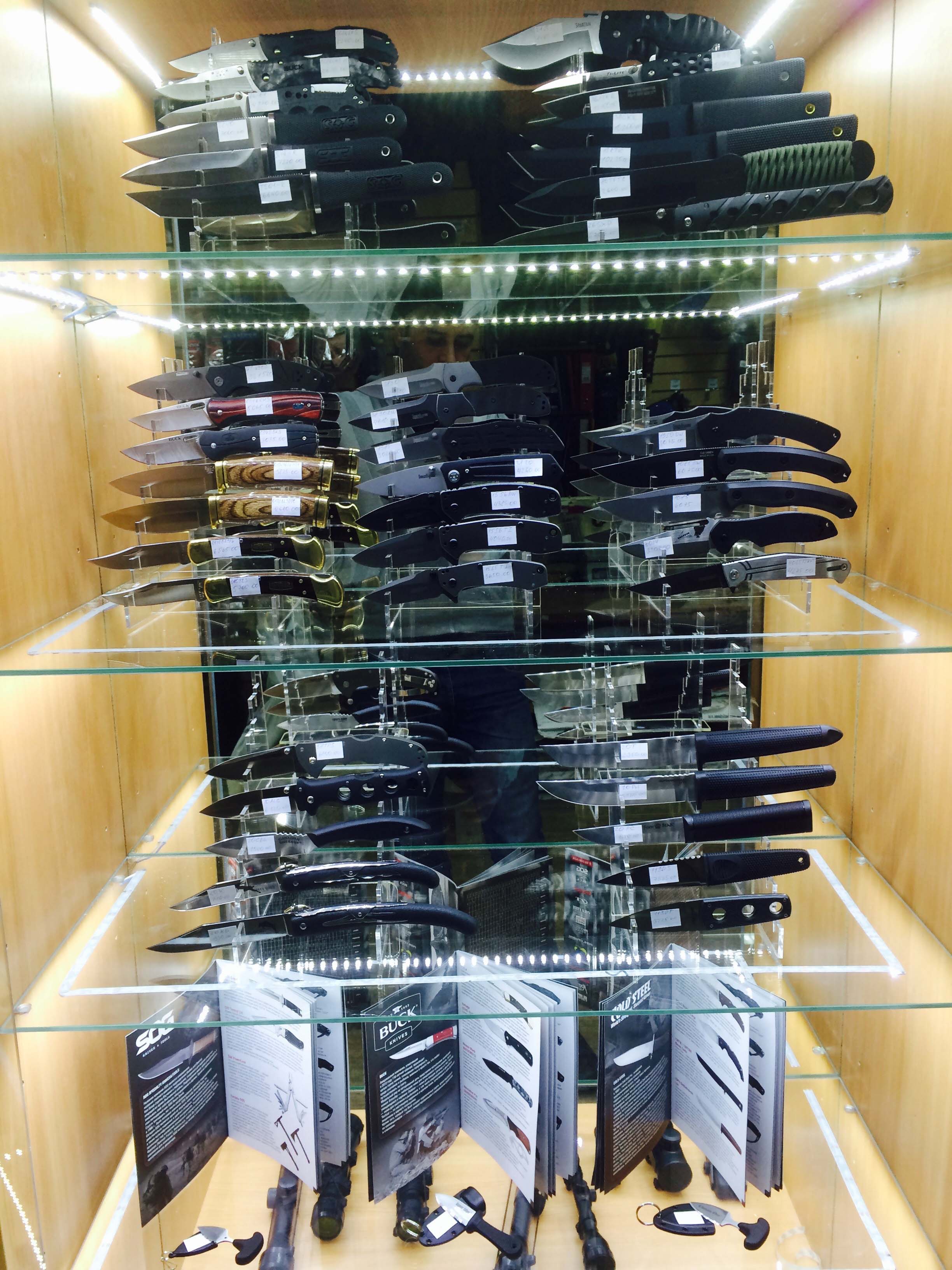 Ножи в магазине арбалетов и луков в Москве