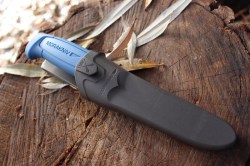 Нож Morakniv Basic 546 из нержавеющей стали с синей рукоятью